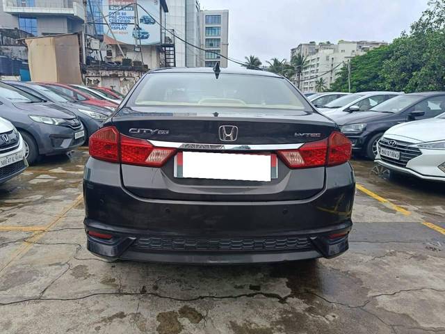 https://images10.gaadi.com/usedcar_image/4090100/original/processed_881c5d54ccf16b79130c5672c3f01806.jpg?imwidth=6402