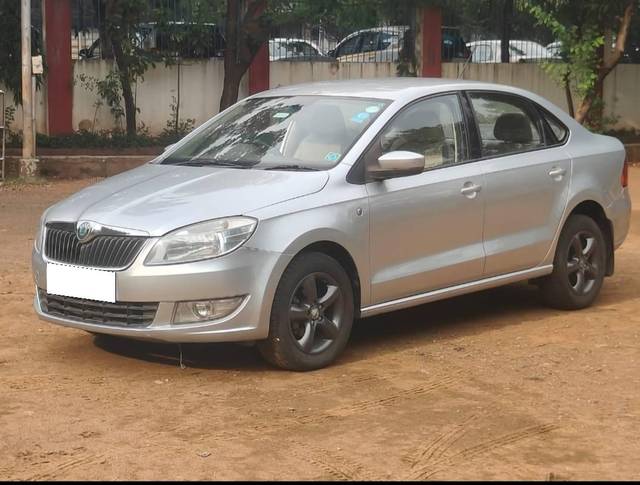 https://images10.gaadi.com/usedcar_image/4090264/original/processed_9426a4458b1417cd1a30c80f23d29034.jpg?imwidth=6402