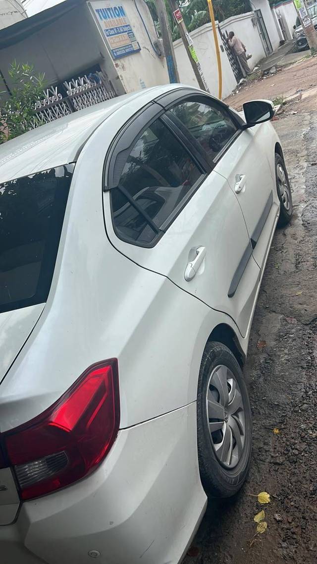 https://images10.gaadi.com/usedcar_image/4090916/original/processed_9c9ec047-37d7-40f2-8277-1d12b8a10d65.jpg?imwidth=6402