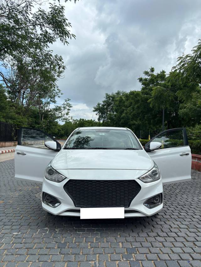 https://images10.gaadi.com/usedcar_image/4091537/original/processed_39b683f571bedcc1a32df2c51801c50e.jpg?imwidth=6400