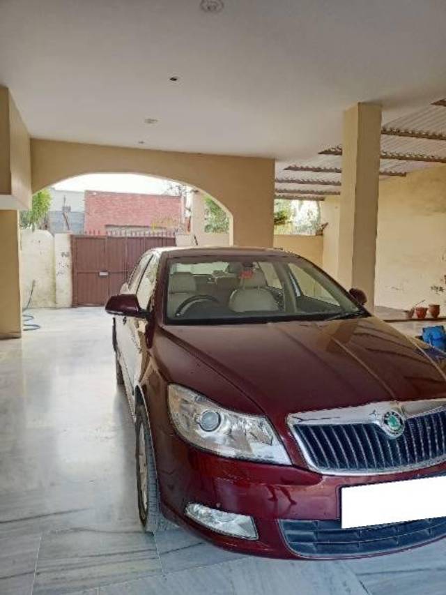 https://images10.gaadi.com/usedcar_image/4092207/original/processed_0ef87ef8-e3a0-4e74-a635-085f1439853a.jpg?imwidth=6400