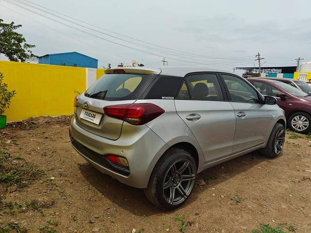 https://images10.gaadi.com/usedcar_image/4092345/original/processed_a5e7d310016ffd805cfbec105294ec41.jpg?imwidth=6401