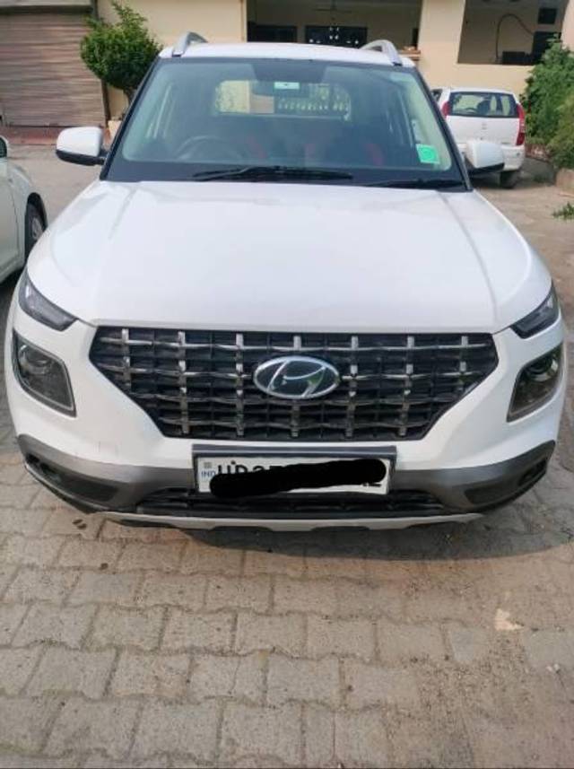 https://images10.gaadi.com/usedcar_image/4092372/original/processed_f3b93552-157e-4532-a458-086d0ef117fd.jpg?imwidth=6401