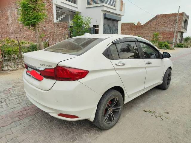 https://images10.gaadi.com/usedcar_image/4093665/original/processed_1417b9fe-cd78-4a92-8833-dc8cc4e78c39.jpg?imwidth=6401