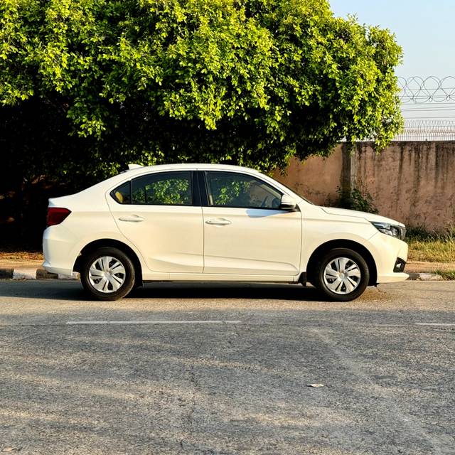 https://images10.gaadi.com/usedcar_image/4094535/original/2e0165e909019de7ce51e99a3deb5e8a.jpg?imwidth=6401