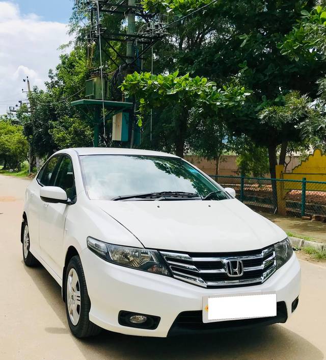 https://images10.gaadi.com/usedcar_image/4094779/original/processed_6953f27aa4aae486dbabf270d440fbf5.jpeg?imwidth=6400