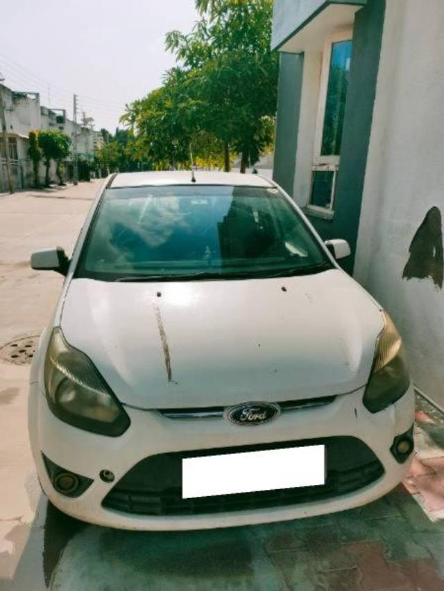 https://images10.gaadi.com/usedcar_image/4096456/original/processed_5a8b9945-9da2-47bd-a46d-94db026a27e4.jpg?imwidth=6400