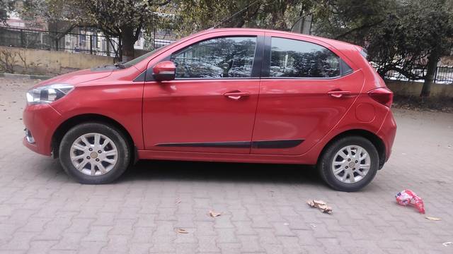 https://images10.gaadi.com/usedcar_image/4096556/original/927d83b8ba3e6bbba06309a1b5cde8d6.jpg?imwidth=6402