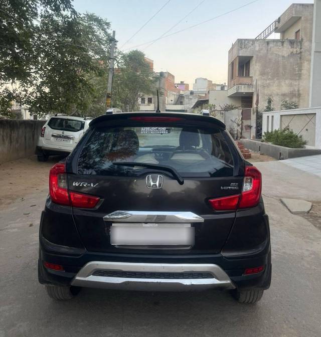 https://images10.gaadi.com/usedcar_image/4097482/original/processed_bbf74ffe23908a9db64e2fc182bae114.jpg?imwidth=6402