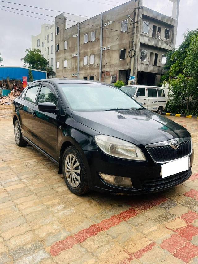 https://images10.gaadi.com/usedcar_image/4097503/original/processed_2df4774ca01d4f4bbbcac243f1d1c47f.jpg?imwidth=6400