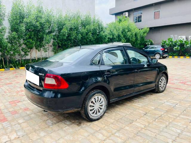 https://images10.gaadi.com/usedcar_image/4097503/original/processed_b7669cb18f617b4616673d22896e0b8b.jpg?imwidth=6402