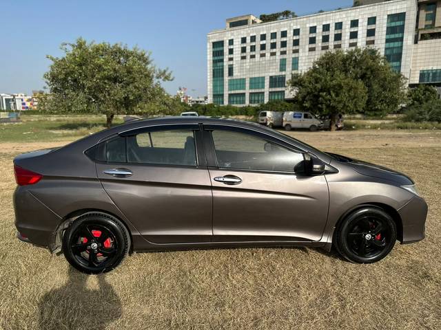 https://images10.gaadi.com/usedcar_image/4097641/original/58a19f8ce142bdd35411e7902a831bc3.jpg?imwidth=6401