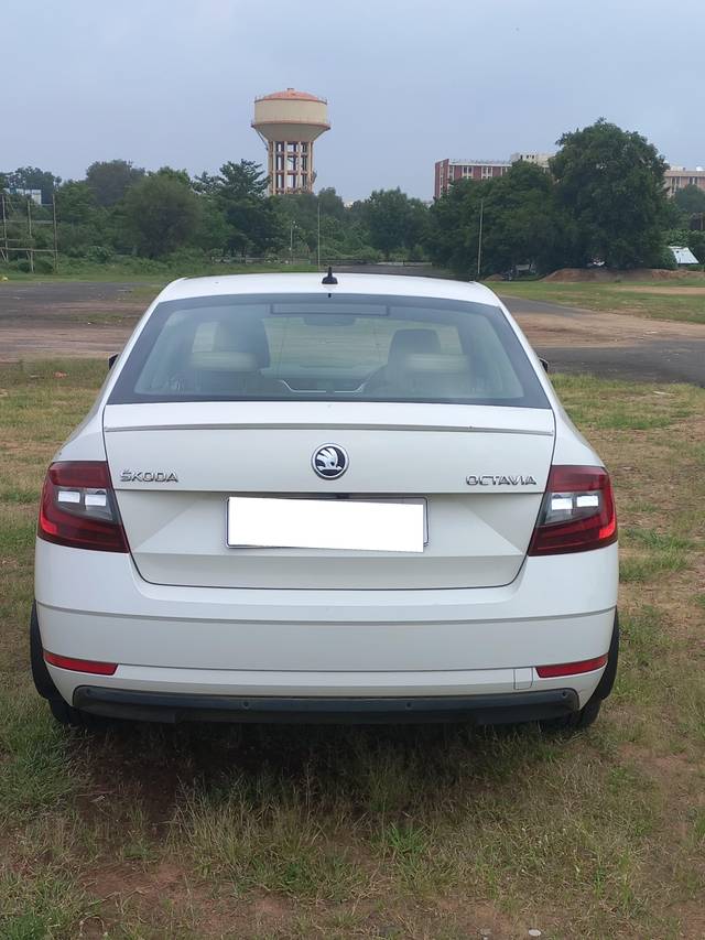 https://images10.gaadi.com/usedcar_image/4098388/original/processed_9026f67b3e80d9eee62fd599c3214f36.jpeg?imwidth=6402