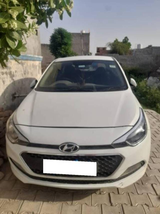 https://images10.gaadi.com/usedcar_image/4098544/original/processed_9da92f8f-96b3-4ebe-a760-f7f33ba58ec0.jpeg?imwidth=6401