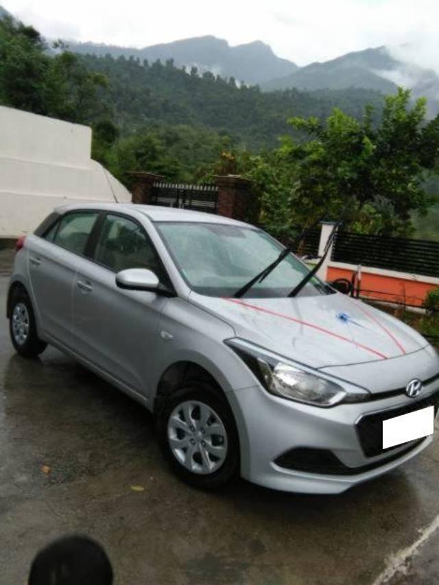 https://images10.gaadi.com/usedcar_image/4098720/original/processed_dcbcceec-a263-4fe1-ba6b-7e1c2e8078cb.jpg?imwidth=6401