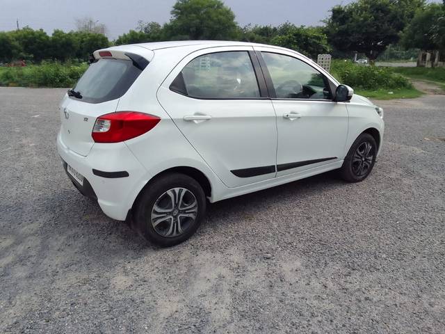 https://images10.gaadi.com/usedcar_image/4099056/original/ff599546755c02ace0a1d0ec1a2e5d52.jpg?imwidth=6402