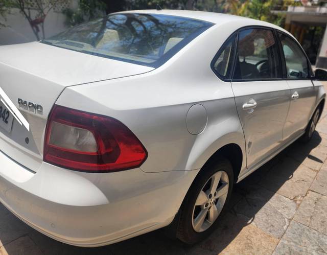 https://images10.gaadi.com/usedcar_image/4100012/original/processed_d1f14656a32ba9ca37262906375984e2.jpg?imwidth=6402