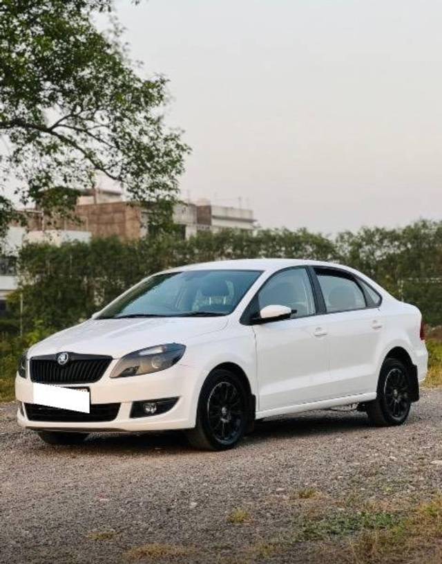 https://images10.gaadi.com/usedcar_image/4100555/original/processed_4d037932-e70c-43b8-9651-997fe4e97604.jpeg?imwidth=6402