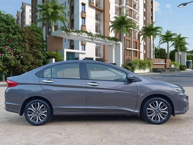 https://images10.gaadi.com/usedcar_image/4100679/original/processed_78f1fa4ea5a4f9492e7b4d9b627b4a33.jpg?imwidth=6401