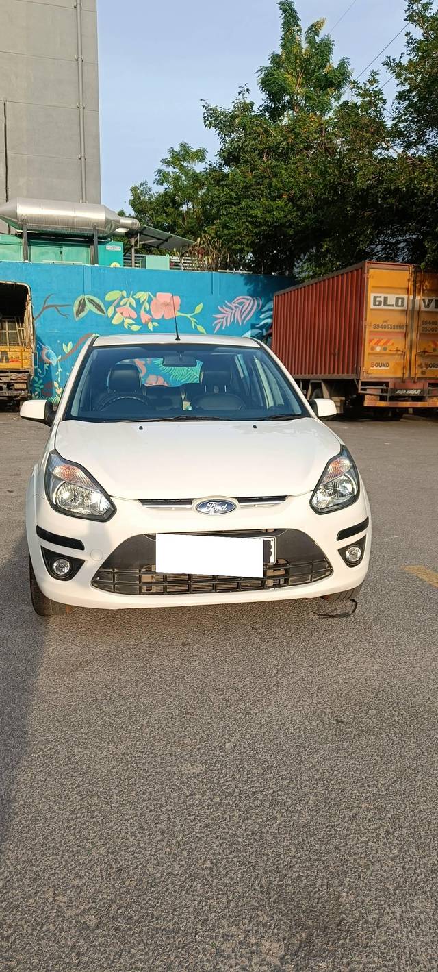 https://images10.gaadi.com/usedcar_image/4100987/original/processed_4a4b9237a94d0e3a940b79b5aaa9824d.jpg?imwidth=6402