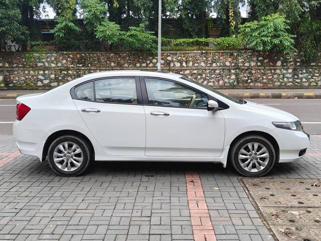 https://images10.gaadi.com/usedcar_image/4101105/original/0cddd4a4ae32c7d5f3d0e615f9a9b65e.jpg?imwidth=6401