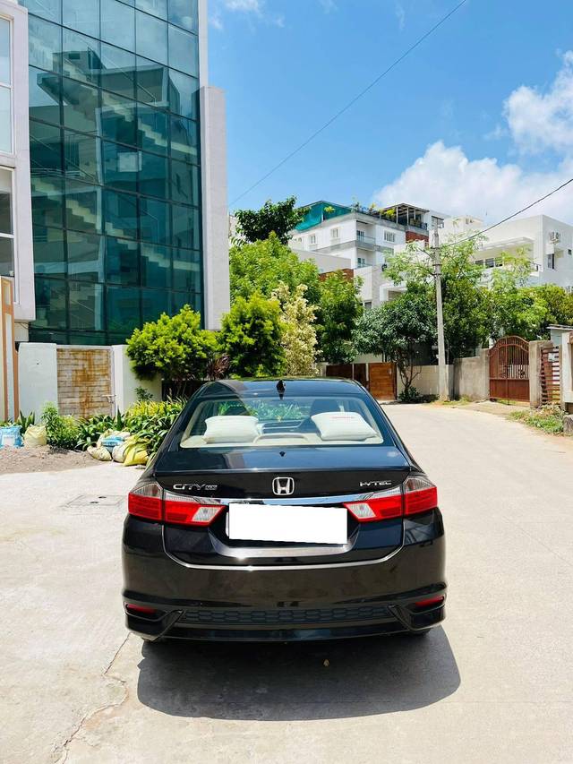 https://images10.gaadi.com/usedcar_image/4101858/original/processed_bdf94532877ca21b49569be7e8222db6.jpeg?imwidth=6402