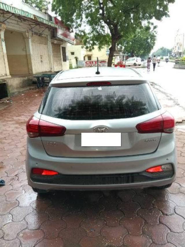 https://images10.gaadi.com/usedcar_image/4102895/original/processed_e656d045-6ab3-4516-b95b-345579652959.jpg?imwidth=6400