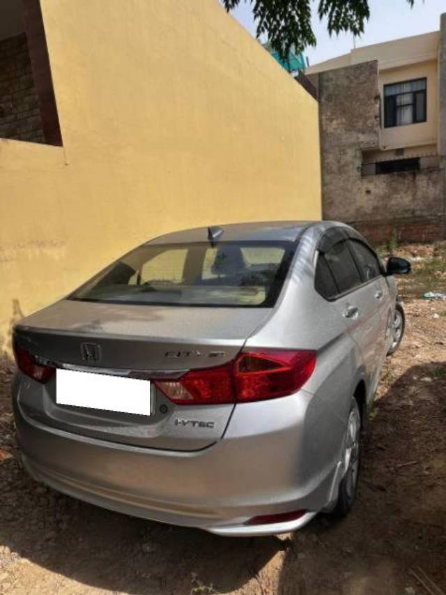 https://images10.gaadi.com/usedcar_image/4102960/original/processed_240965a0-f30e-4106-ac5d-45fd6eb792bf.jpg?imwidth=6402