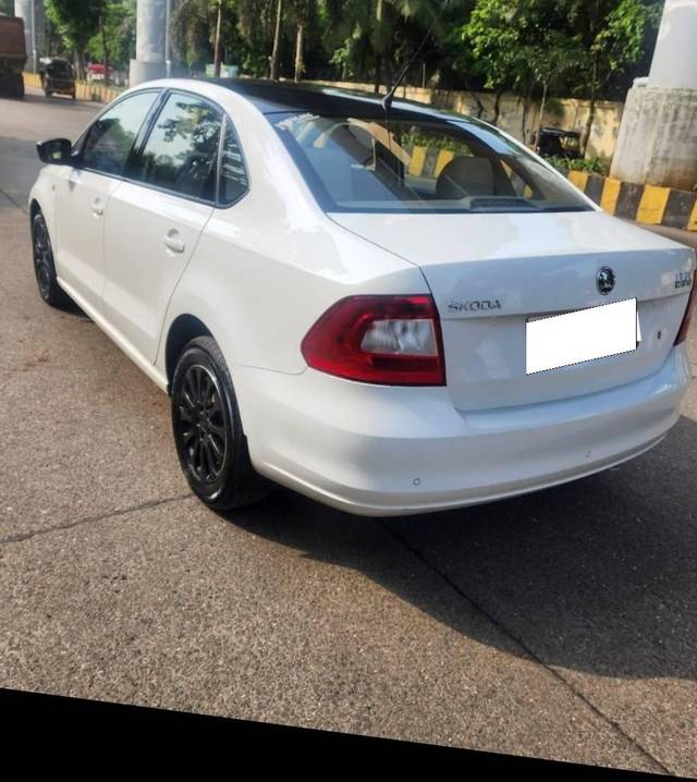 https://images10.gaadi.com/usedcar_image/4103084/original/processed_21bd67c912e093bce311c7c8c7b5a675.jpg?imwidth=6402