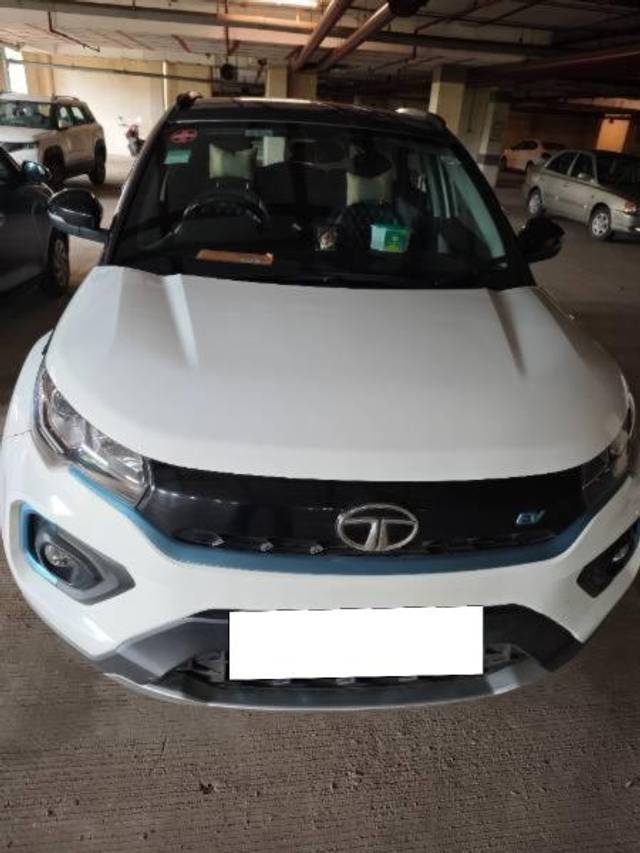 https://images10.gaadi.com/usedcar_image/4103184/original/processed_d6f101bf-a5fa-41e6-a470-a662a17f8f10.jpg?imwidth=6402