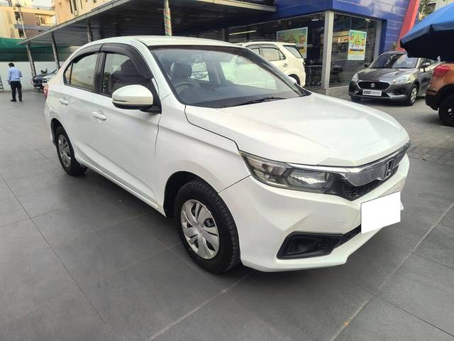 https://images10.gaadi.com/usedcar_image/4103196/original/processed_c67aa47ea214eb772e1484528baf7446.jpeg?imwidth=6400