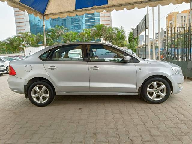 https://images10.gaadi.com/usedcar_image/4103214/original/processed_4e5b240b15027eab8a55665fcc66e8db.jpeg?imwidth=6401