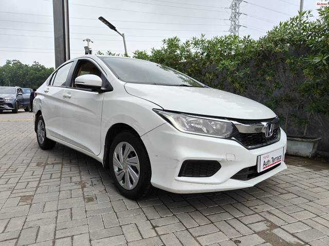 https://images10.gaadi.com/usedcar_image/4103267/original/3e95842767756c2dfe3509c89dbd1ca9.jpg?imwidth=6400