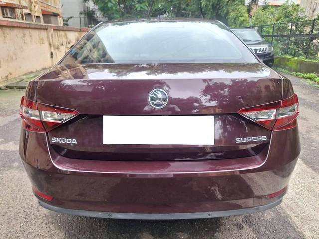 https://images10.gaadi.com/usedcar_image/4103299/original/processed_c9168d84f41d646bffc96d12cb57dafa.jpeg?imwidth=6402