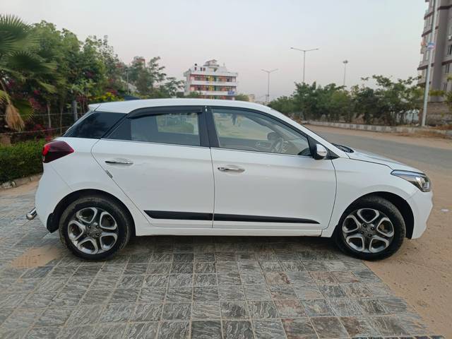 https://images10.gaadi.com/usedcar_image/4103380/original/2ca92bdef9db36bee3c3f43e74effe28.jpg?imwidth=6401