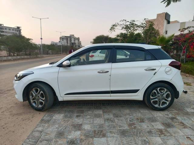 https://images10.gaadi.com/usedcar_image/4103380/original/processed_cbb062d0dad0d4543950f1e52614a176.jpg?imwidth=6402