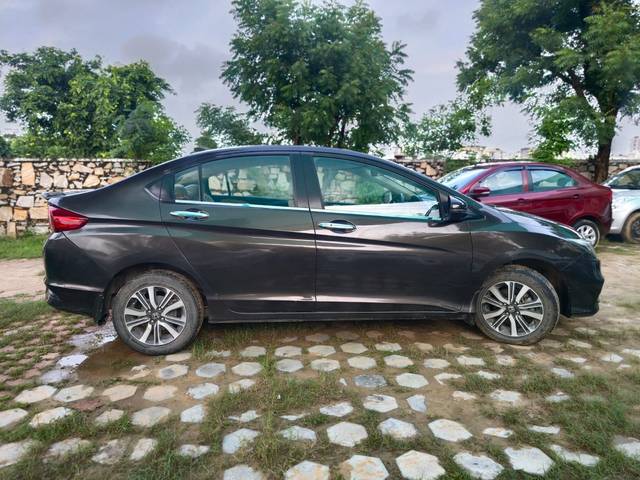 https://images10.gaadi.com/usedcar_image/4103421/original/6767f27e1a10a4310781576c7f521f71.jpg?imwidth=6401