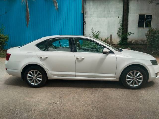 https://images10.gaadi.com/usedcar_image/4103482/original/556e911c02274cc513b3f30f69987dbd.jpg?imwidth=6401