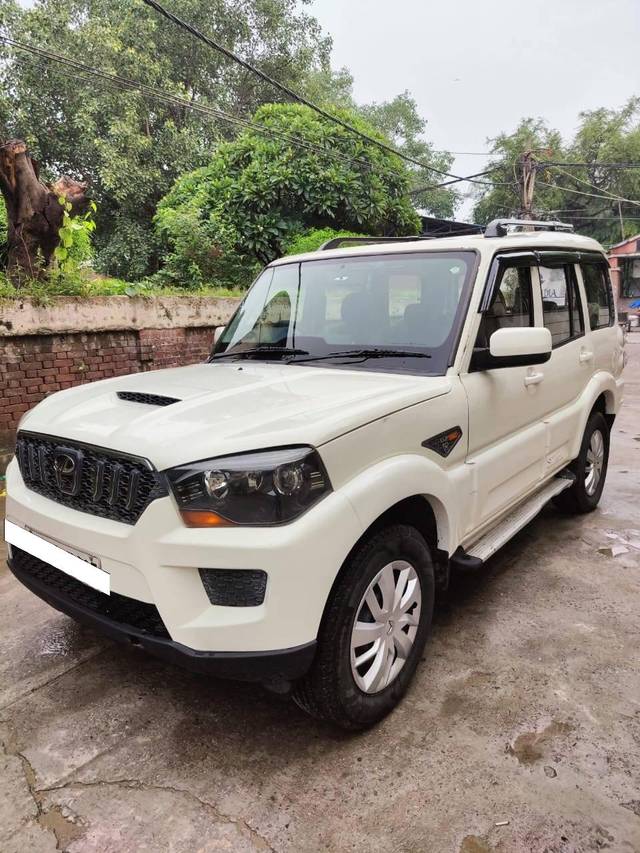 https://images10.gaadi.com/usedcar_image/4103498/original/processed_9bf8ed0c61bdde077095266769ce7b83.jpg?imwidth=6400