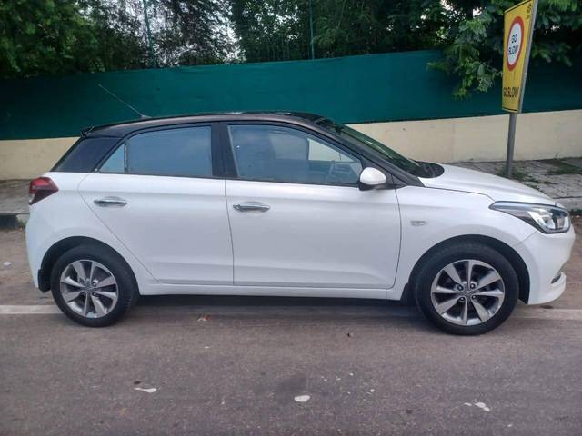 https://images10.gaadi.com/usedcar_image/4103666/original/processed_82f91a87c07feb03f21b8ed8f4cb3e9a.jpg?imwidth=6401