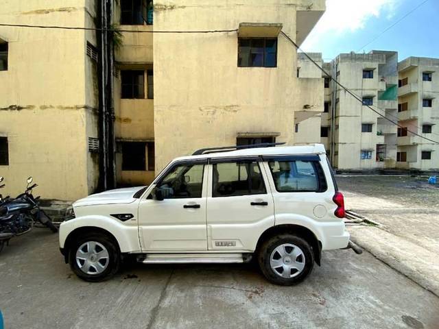 https://images10.gaadi.com/usedcar_image/4103783/original/processed_17ecfd1c-bed1-4b8f-bf55-cf1612513787.jpg?imwidth=6402