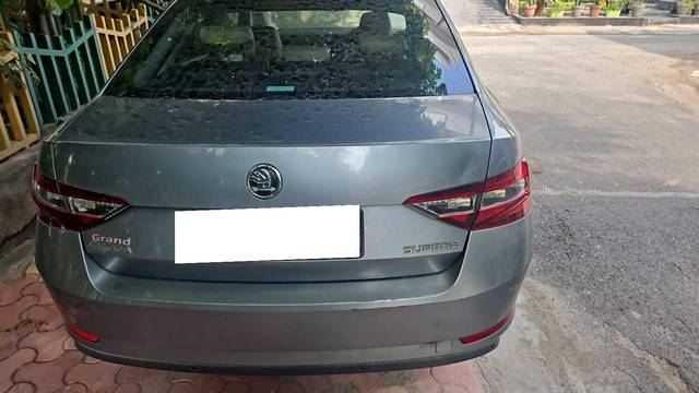 https://images10.gaadi.com/usedcar_image/4103802/original/processed_e37f85eb422f33b8f9229dad1a69301a.jpg?imwidth=6402