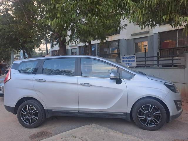 https://images10.gaadi.com/usedcar_image/4104325/original/processed_02361b9445444879ade99d4fa64efe5c.jpg?imwidth=6401