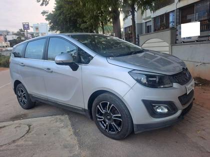 Mahindra Marazzo M8