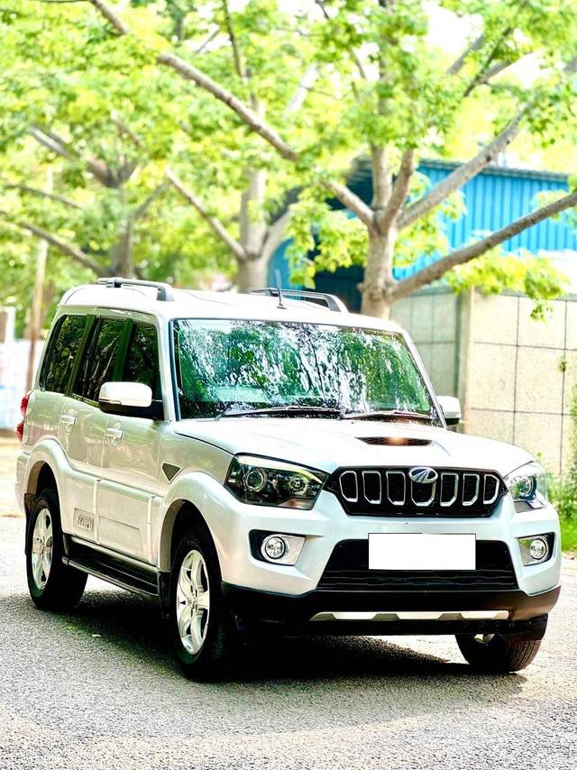 https://images10.gaadi.com/usedcar_image/4104355/original/processed_5aa2cc51e17785a8f8bf9781f4bf6b60.jpg?imwidth=6400