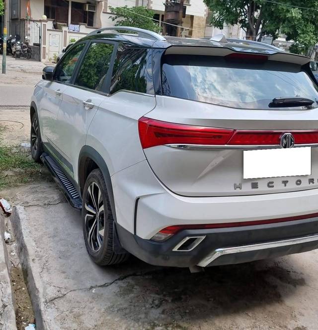 https://images10.gaadi.com/usedcar_image/4104772/original/processed_6643ab3a43135b20f76888a434357b05.jpg?imwidth=6402