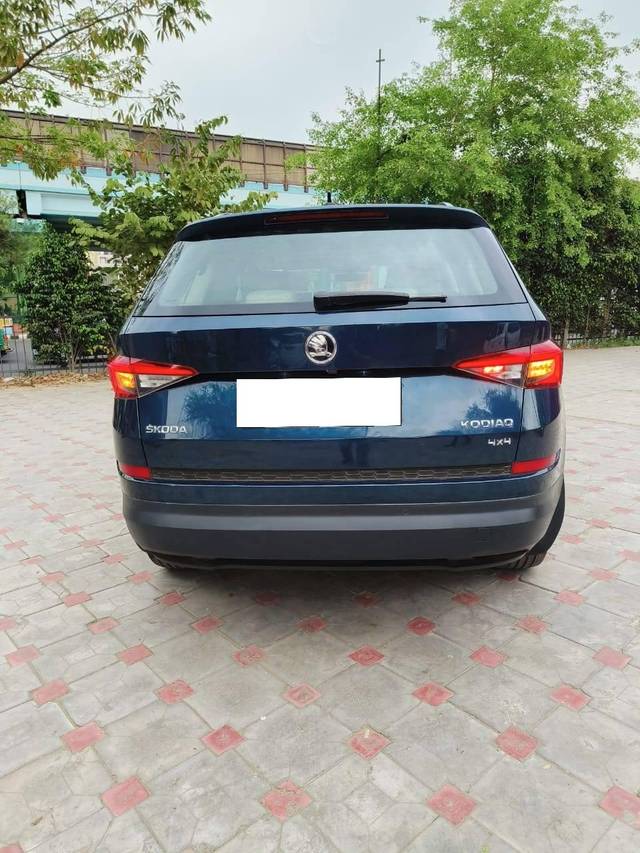 https://images10.gaadi.com/usedcar_image/4104787/original/processed_91ad0552f55e90fdaae27aadda5aabb3.jpg?imwidth=6401