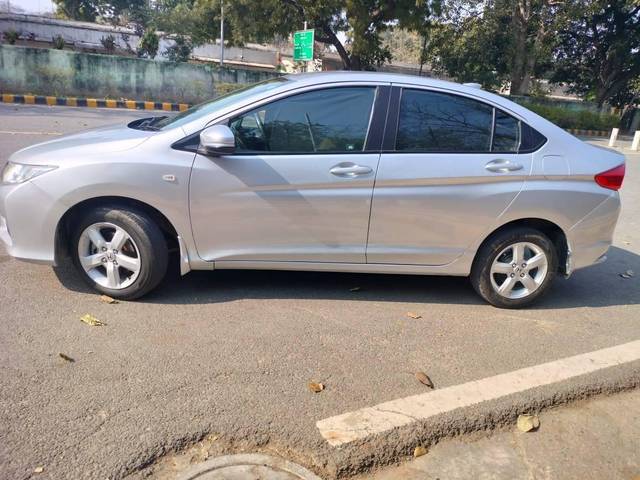 https://images10.gaadi.com/usedcar_image/4104971/original/processed_a366af0407f63d63ab28deb9b3593969.jpg?imwidth=6402