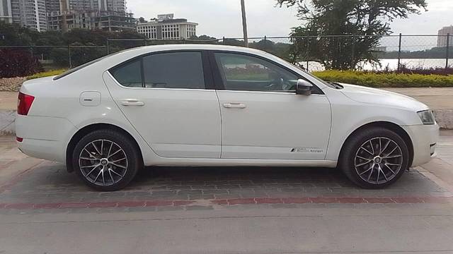 https://images10.gaadi.com/usedcar_image/4105265/original/processed_162702141cce46a30074223f0d58f9f6.jpg?imwidth=6401