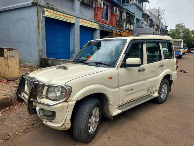 https://images10.gaadi.com/usedcar_image/4105887/original/processed_ef725d94-b452-4bf7-82ca-c5b4806215e4.jpg?imwidth=6402